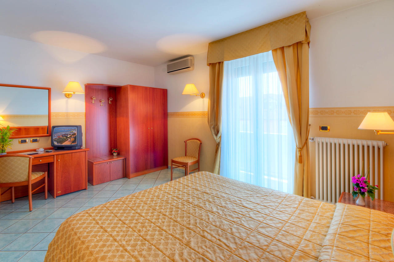 Hotel Il Caminetto Porto San Giorgio Buitenkant foto